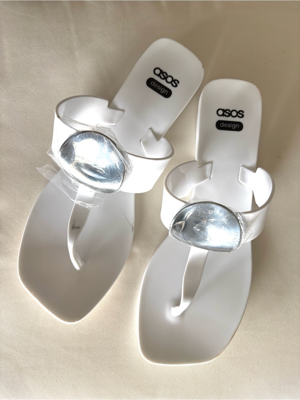 NWT* ASOS DESIGN White Jelly Flip Flop Sandals with Silver Coin-like Accent Sz 8
